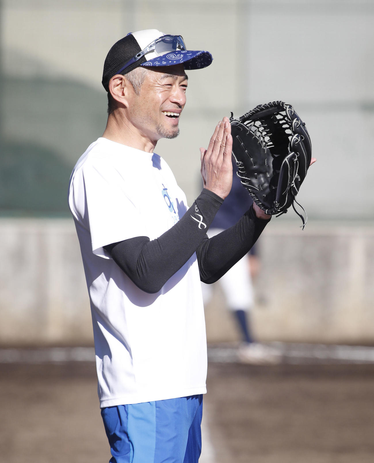 守備練習を見ながら笑顔を見せるイチロー氏（代表撮影）