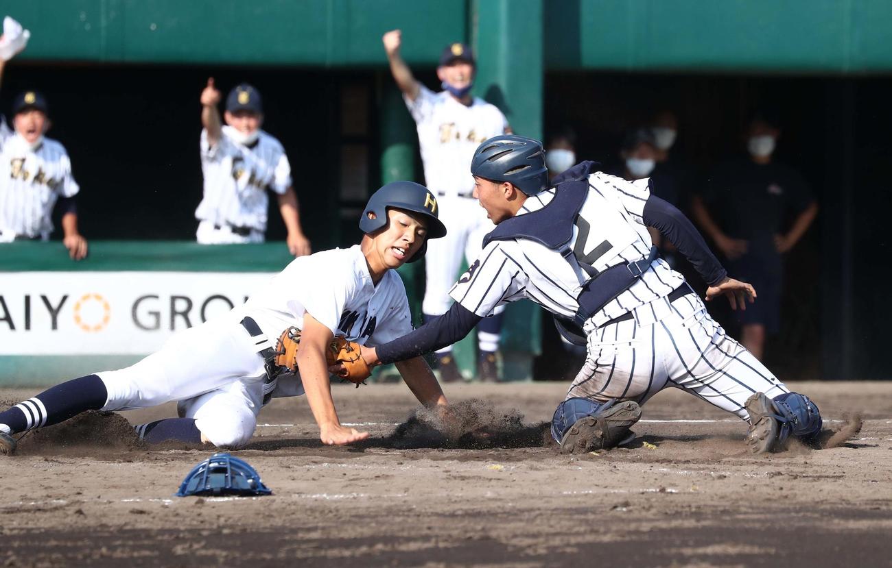 7月の南北海道大会、北海戦で本塁生還を阻止する東海大札幌・唐川（右）