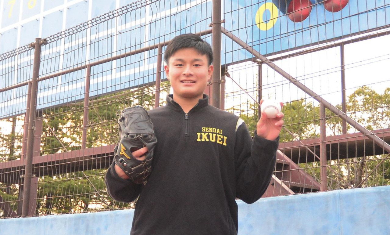 立大に合格した斎藤蓉はボールを手に笑顔を見せ、神宮での活躍と4年後のプロ入りを誓った