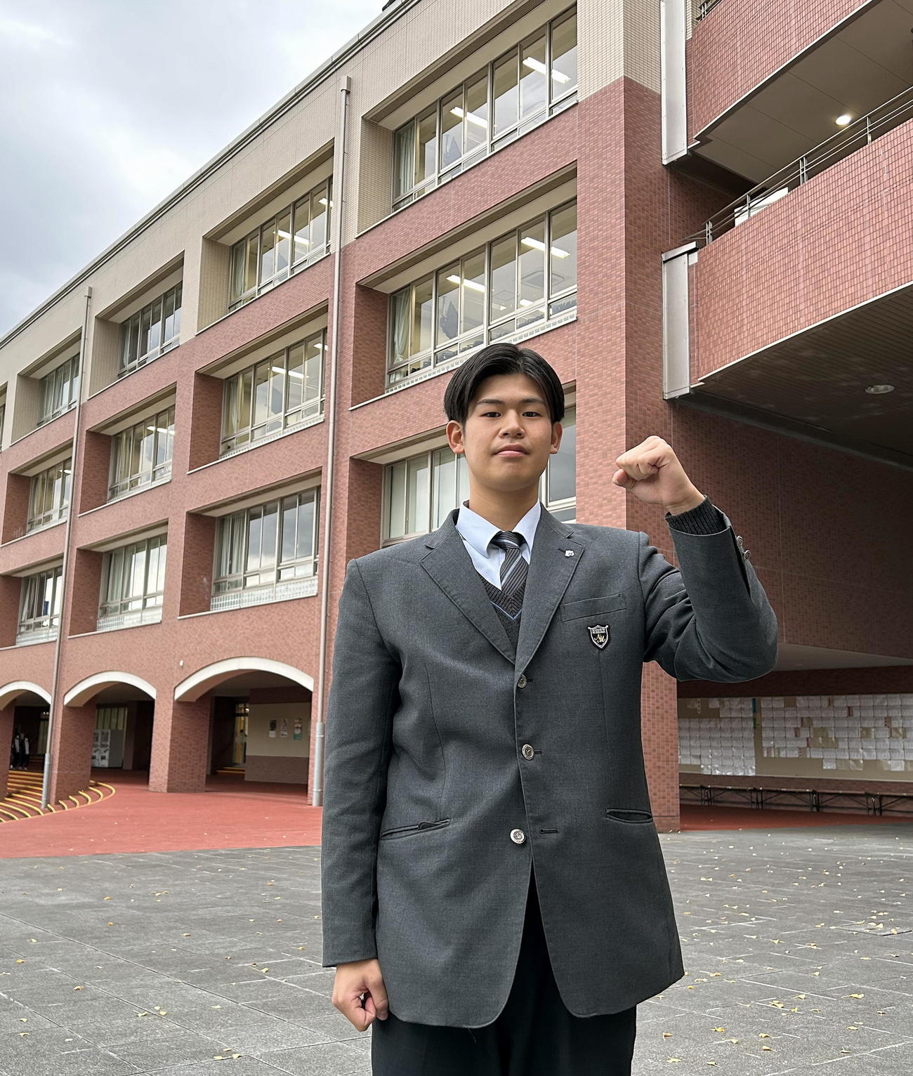 慣れ親しんだ校舎を背に決意を新たにする日大三島・野口