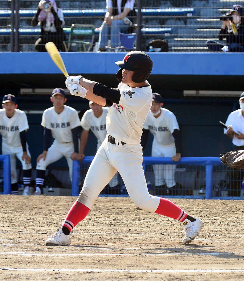 全国高校野球選手権静岡大会準決勝・掛川西対日大三島　延長13回1死満塁、サヨナラ左犠飛を放つ日大三島・野口（2022年7月28日）