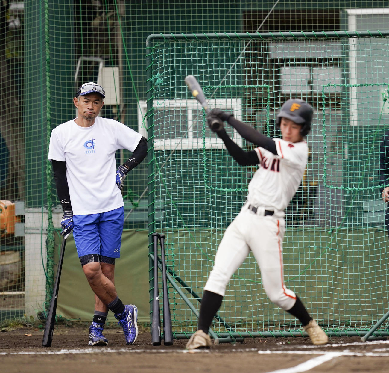 静岡県富士市・県立富士高校野球指導　打撃練習を見守るイチロー氏（マリナーズ球団会長付特別補佐兼インストラクター）（代表撮影）