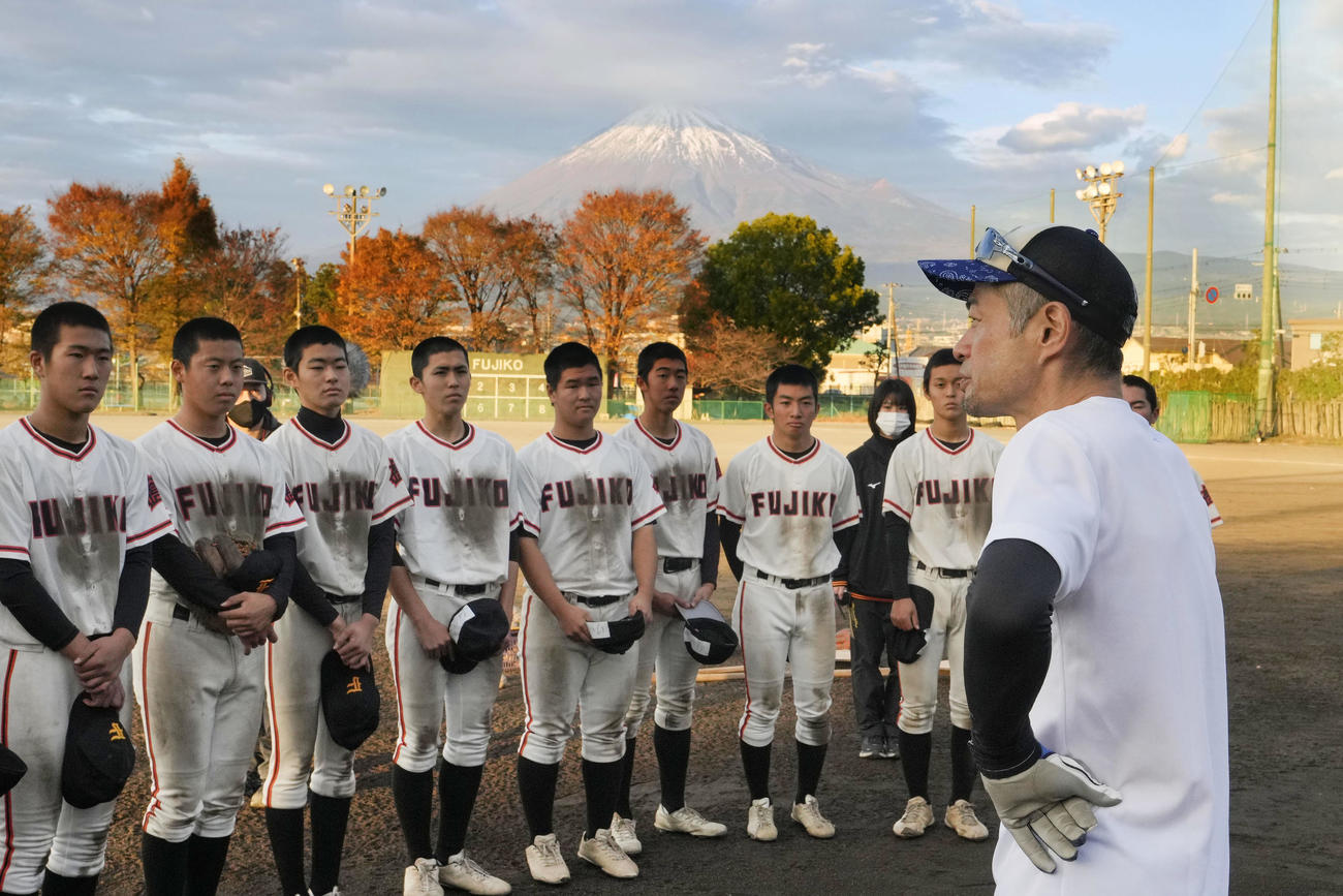 富士の選手たちへの指導を終え、あいさつするイチロー氏（代表撮影）