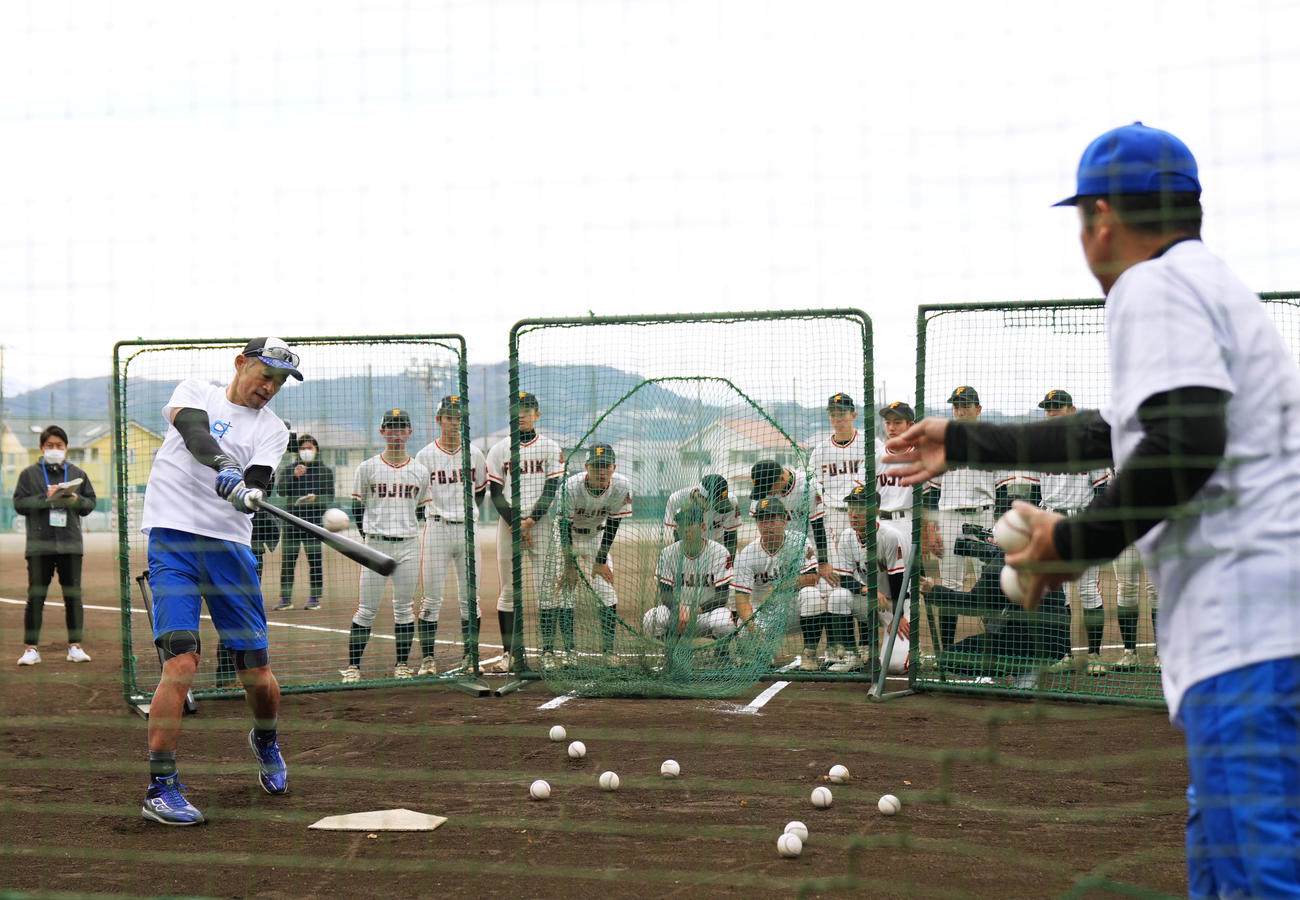 部員に打撃を披露するイチロー氏（代表撮影）