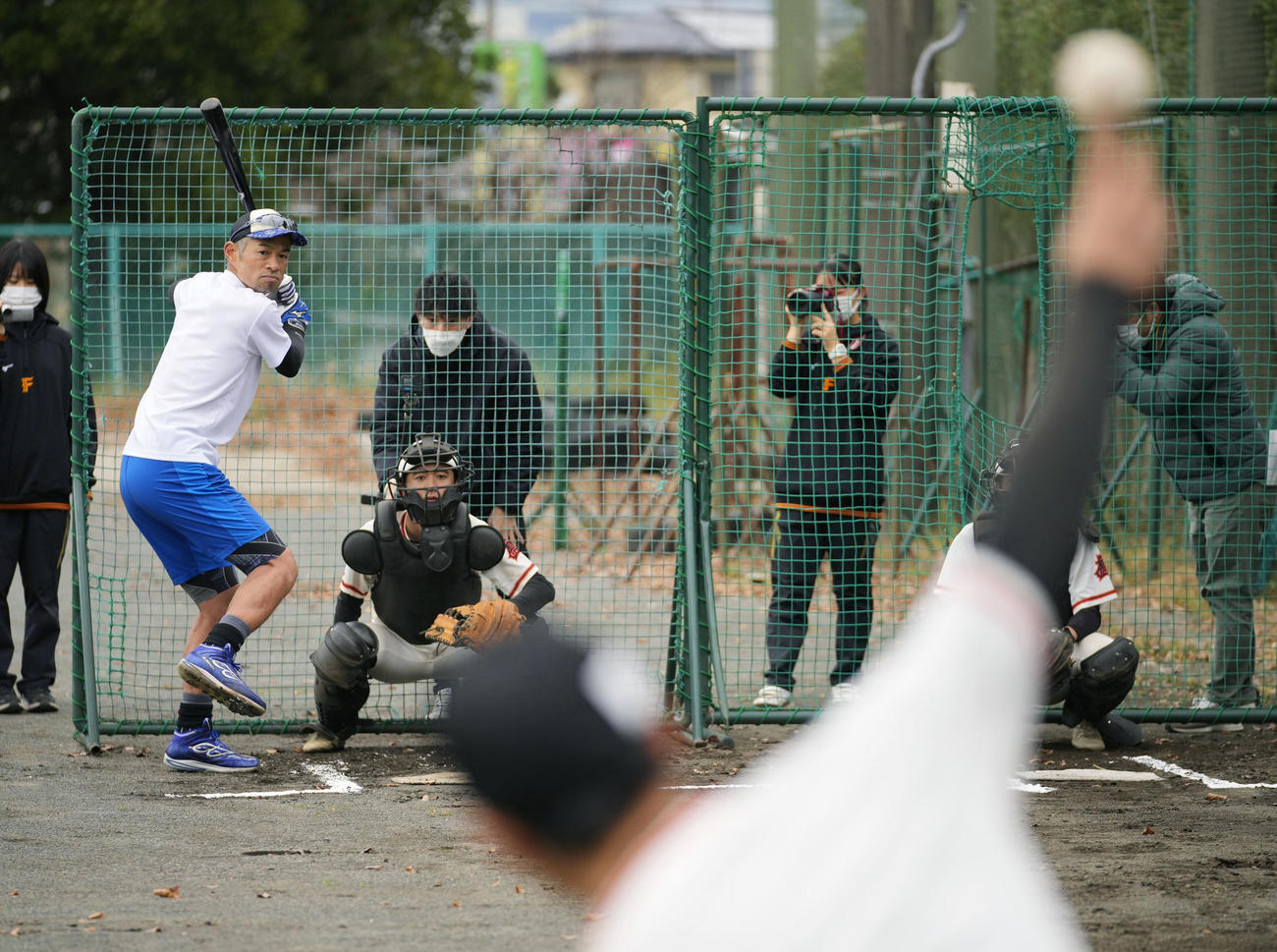 静岡県富士市・県立富士高校野球指導　ブルペンの打席に立つイチロー氏（マリナーズ球団会長付特別補佐兼インストラクター）（代表撮影）