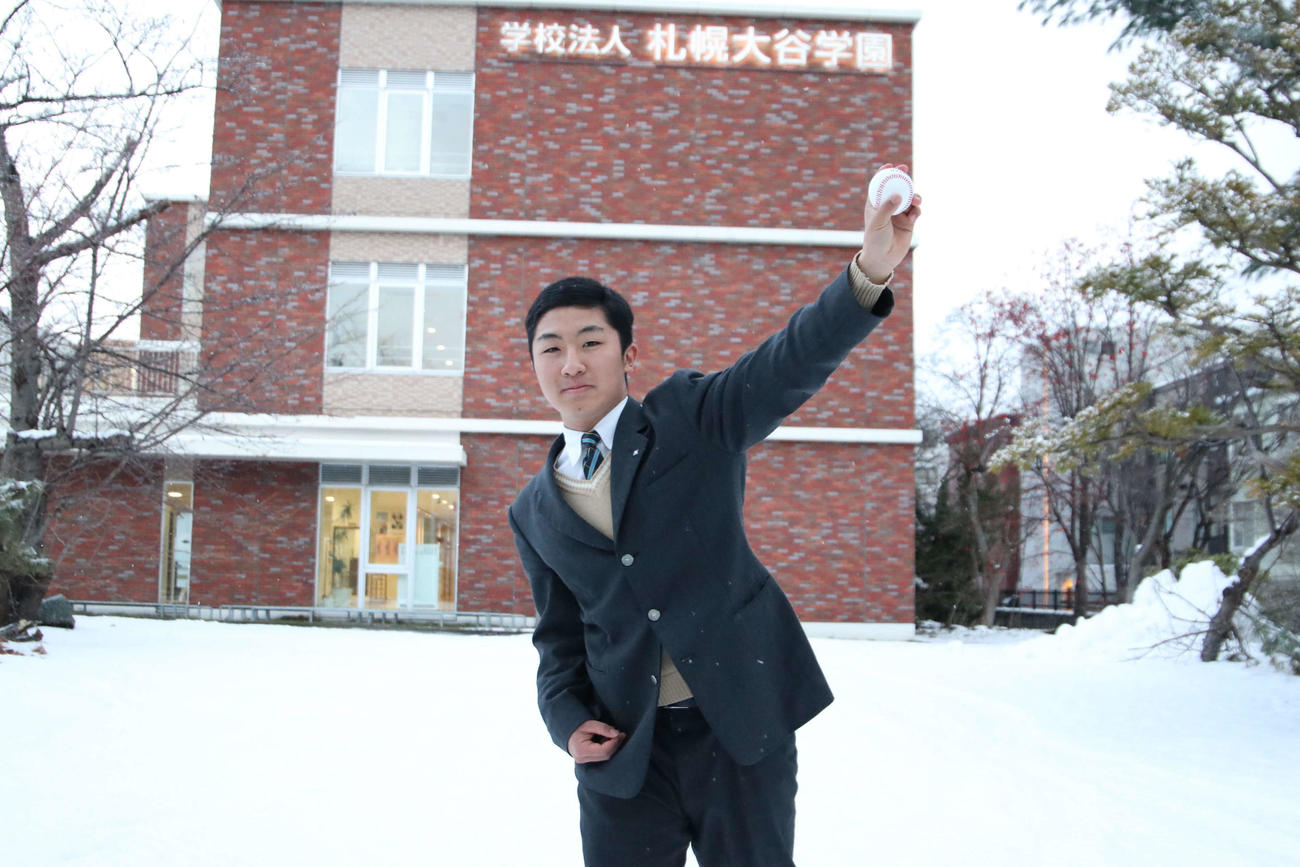 国学院大に合格した札幌大谷・森谷（撮影・山崎純一）