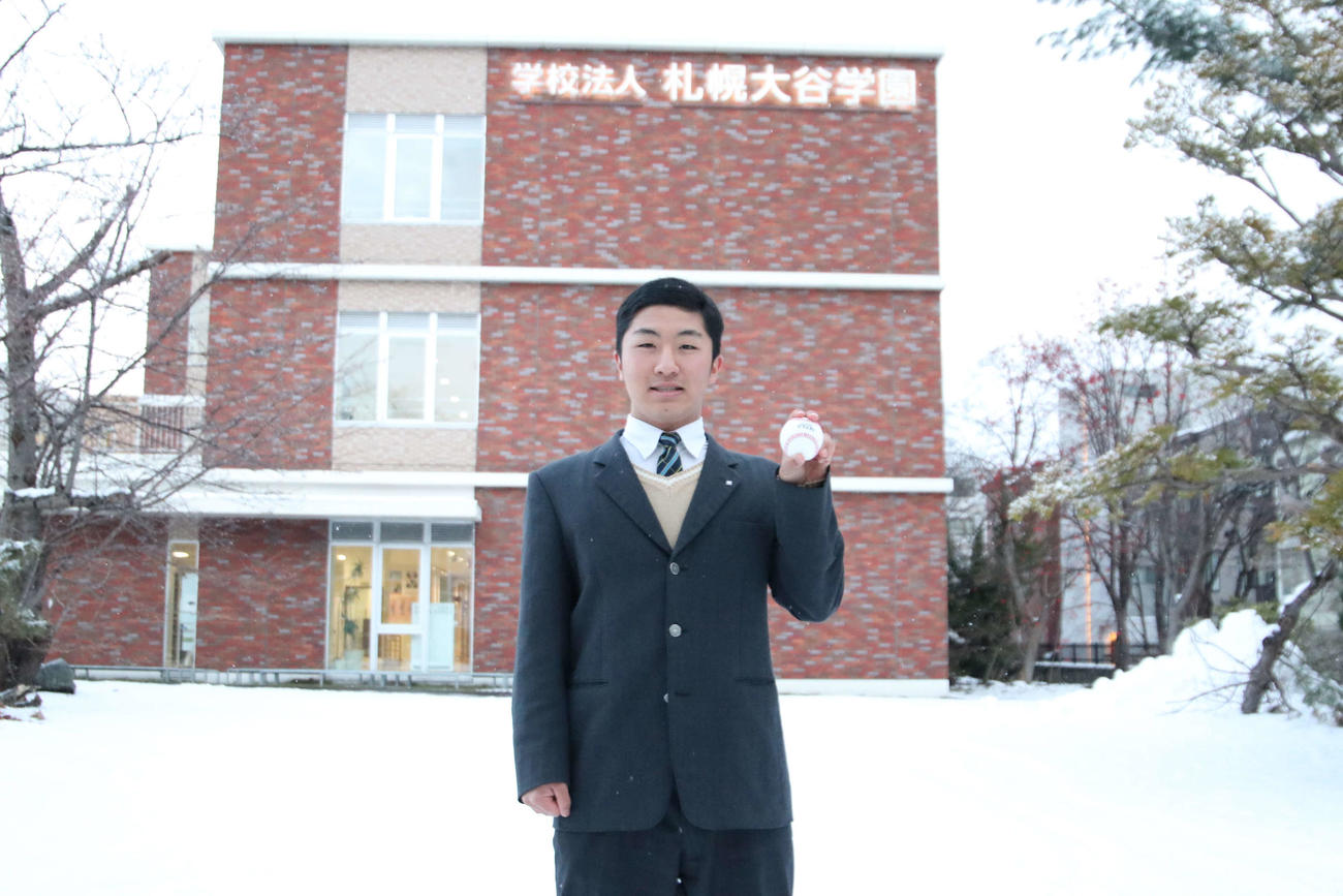 国学院大に合格した札幌大谷・森谷（撮影・山崎純一）