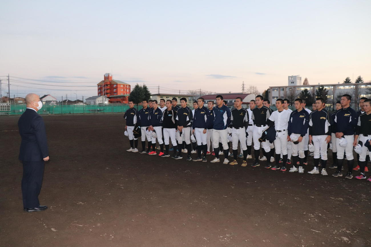 瀬端校長から21世紀枠地区代表に選ばれたことを伝えられる野球部員（撮影・星夏穂）