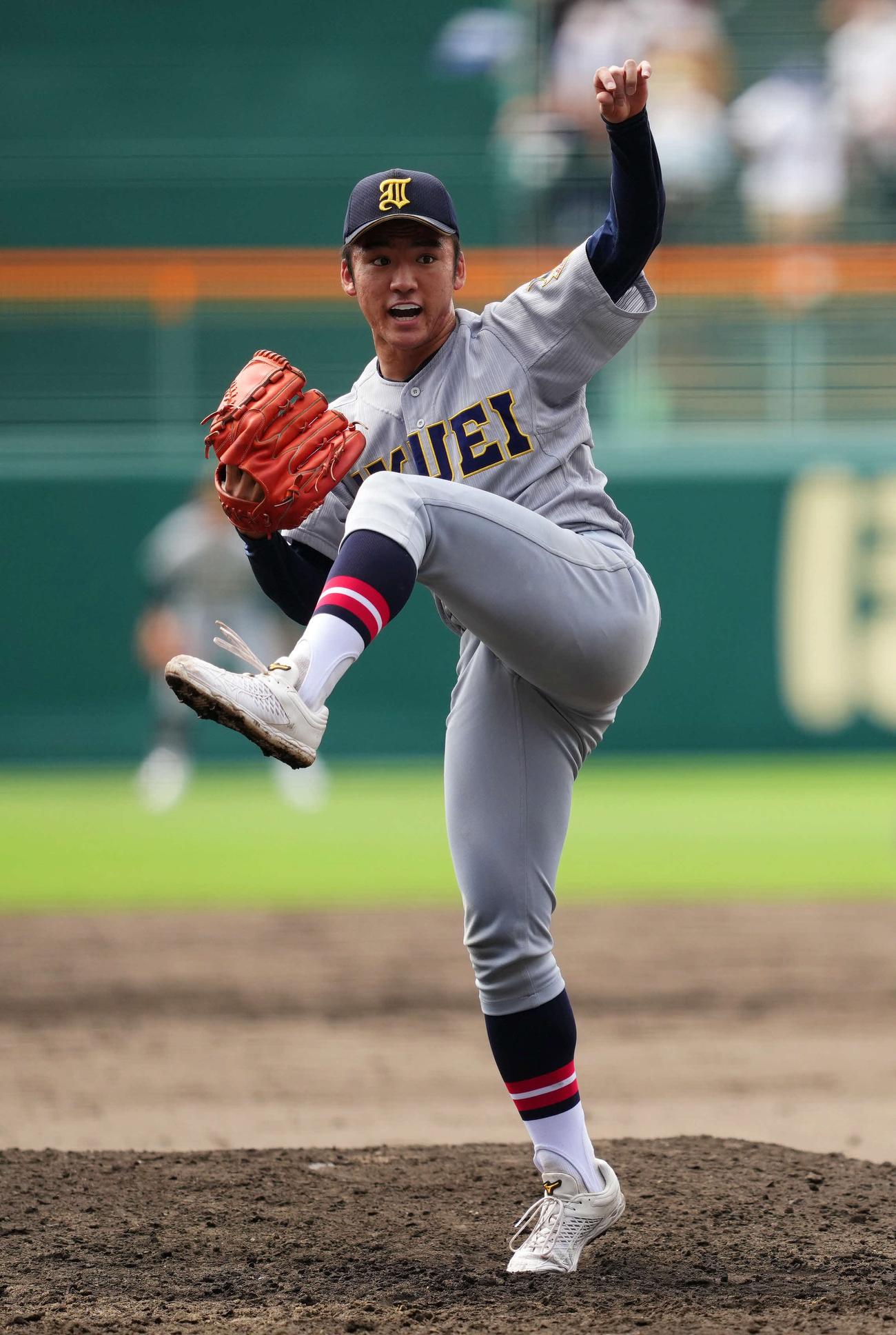 夏の甲子園、愛工大名電戦で力投する古川