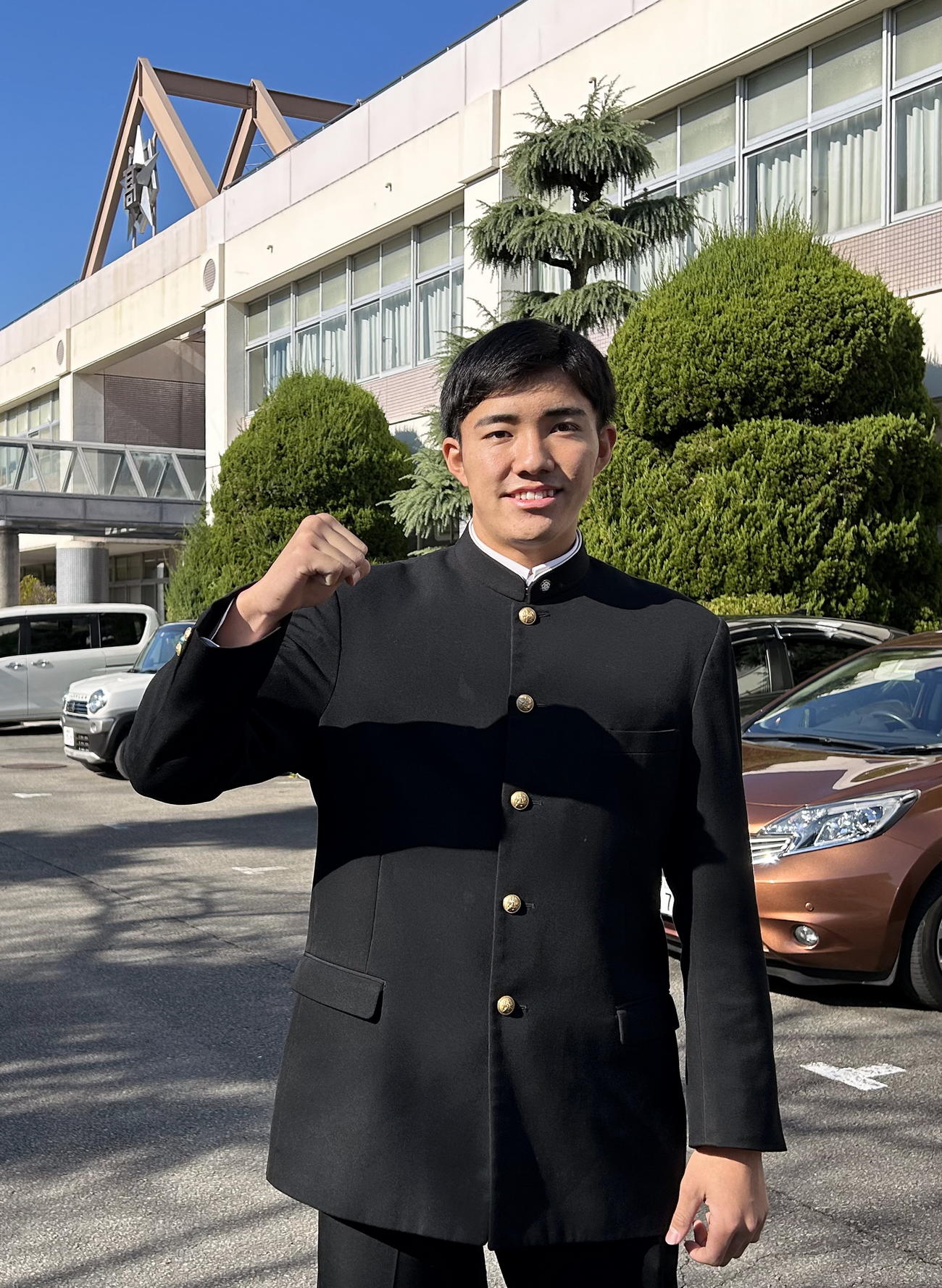 校舎の前で決意を新たにする静岡高・吉田