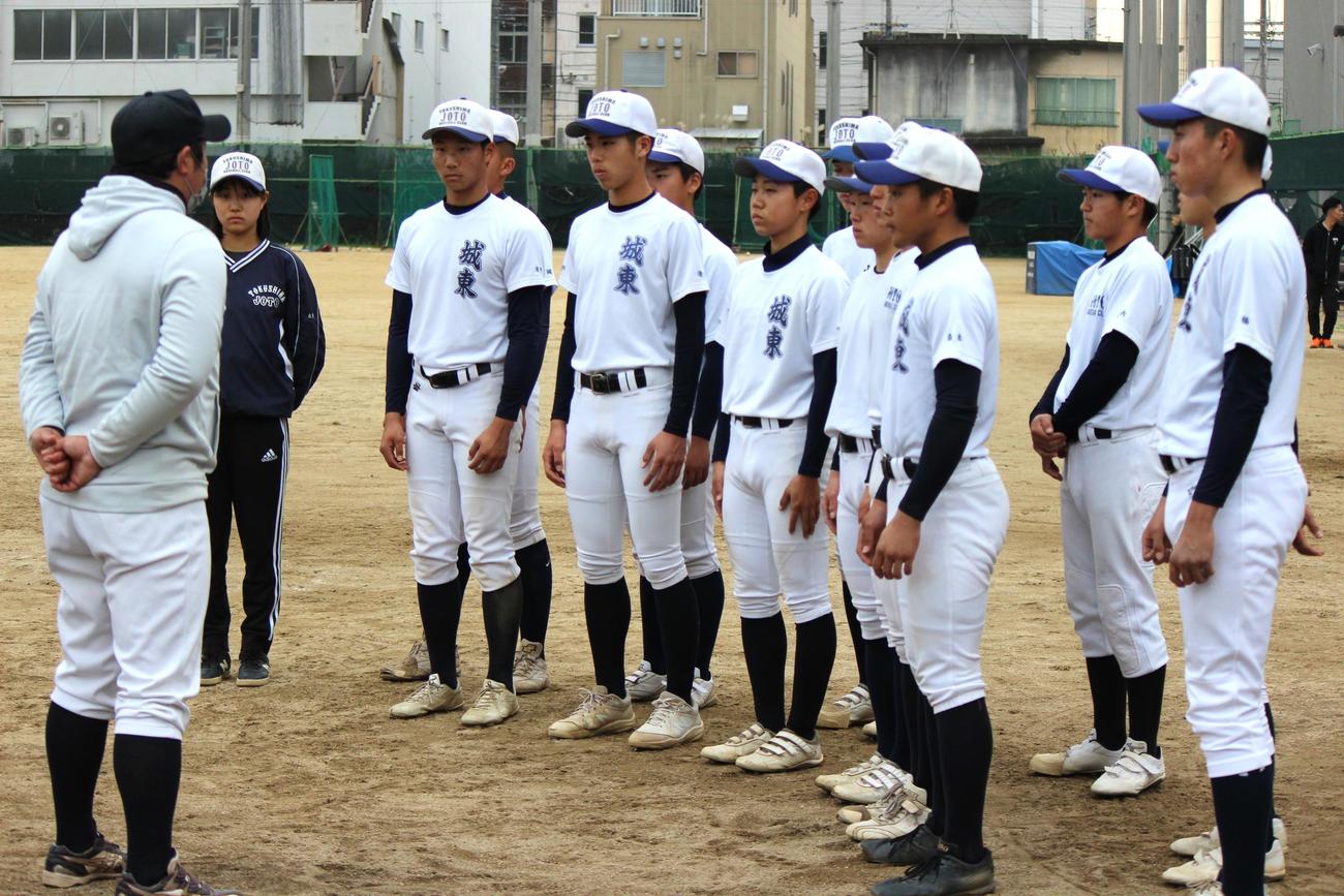 新治監督の話を聞く城東ナイン（撮影・柏原誠）