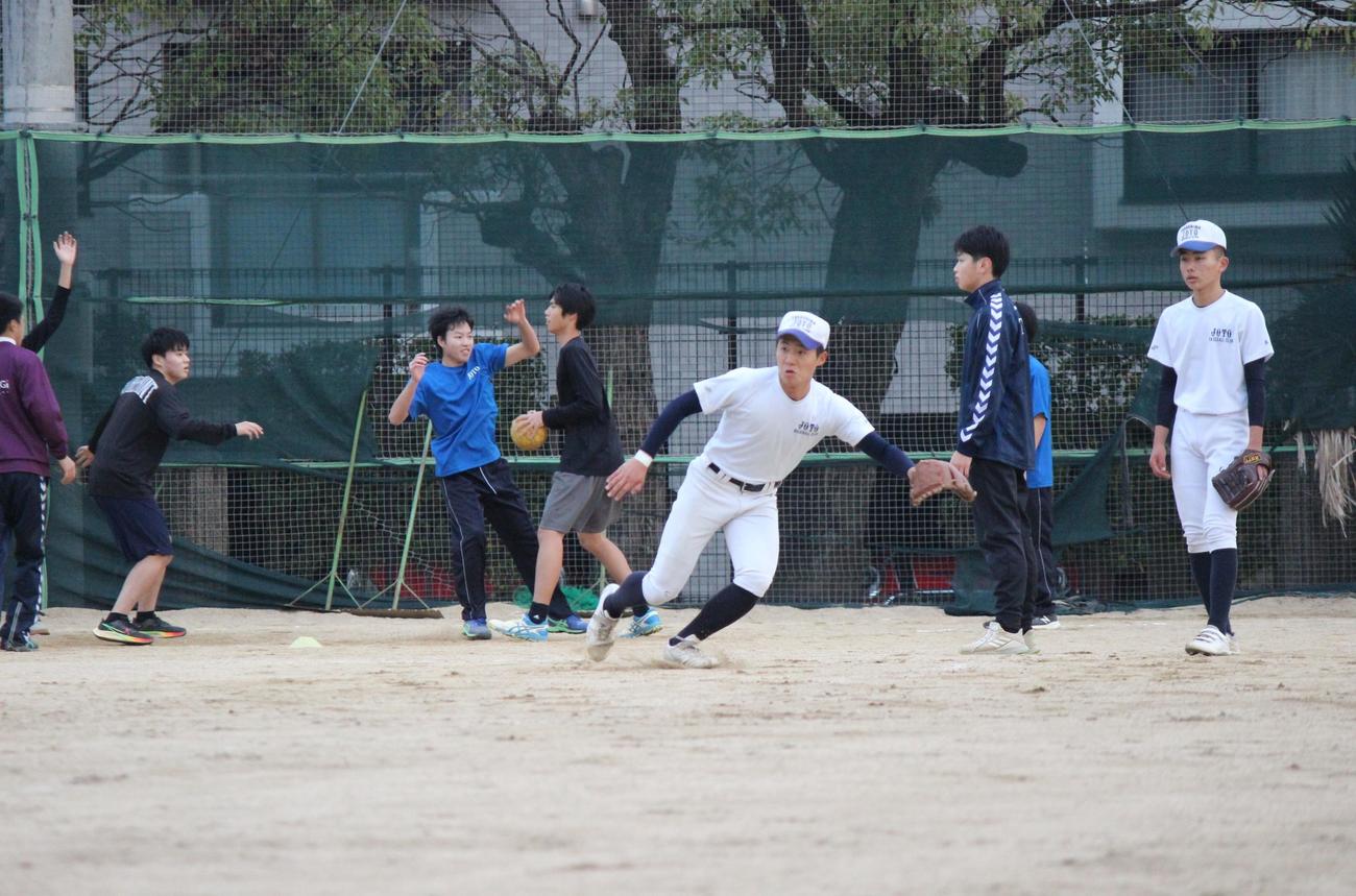 他部と隣り合わせで内野ノックを受ける城東の練習風景（撮影・柏原誠）