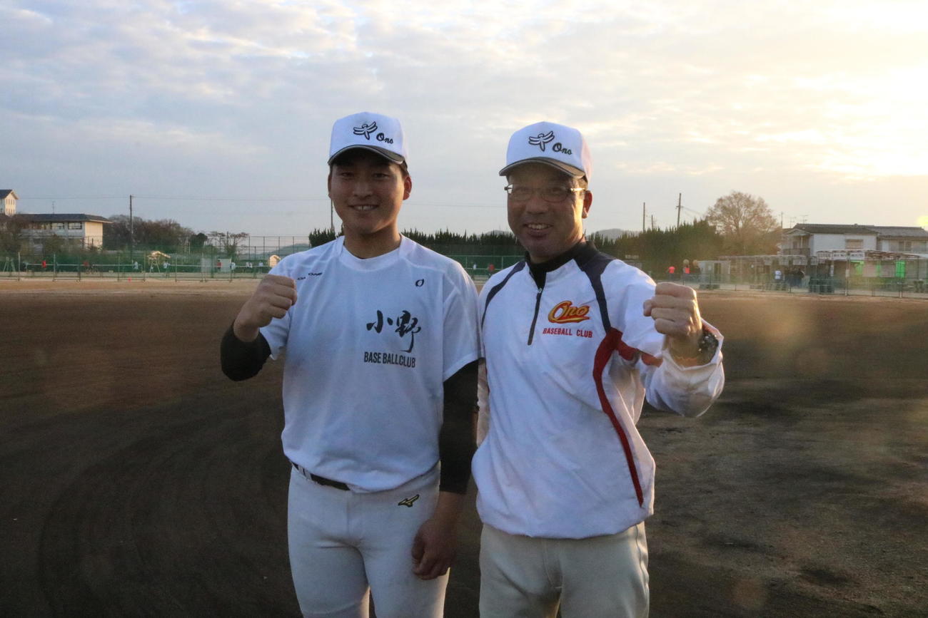 小野の北垣賢高監督と主将の市橋慶祐捕手（2年）はガッツボーズを見せて喜ぶ（撮影・林亮佑）