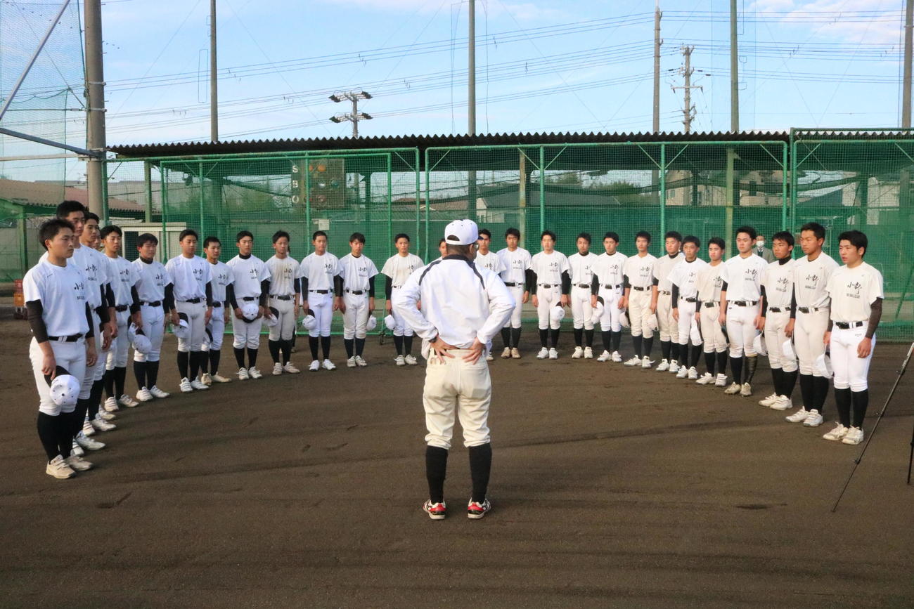 小野の北垣監督はナインに21世紀枠近畿地区候補校になったことを告げる（撮影・林亮佑）