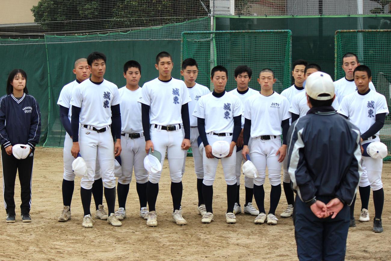 部長から地区推薦校選出を聞く城東ナイン（撮影・柏原誠）