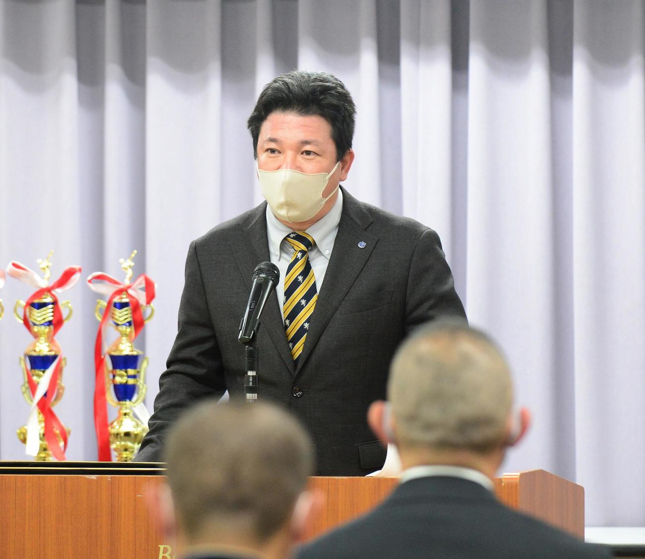 「優秀団体賞」を受賞し、感謝の気持ちを伝える須江監督