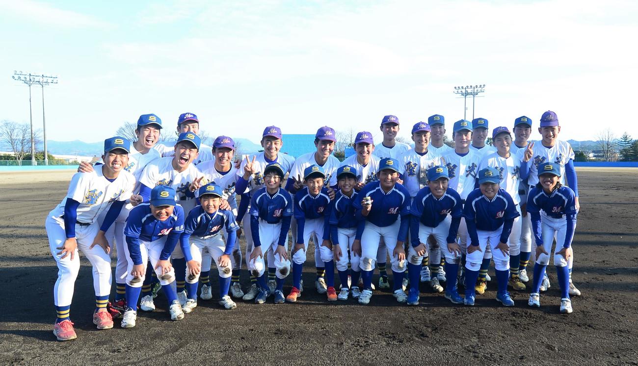 少年野球教室に参加した松崎ガーデンジュニアスポーツ少年団の小学生らと集合写真に納まる聖光学院ナイン