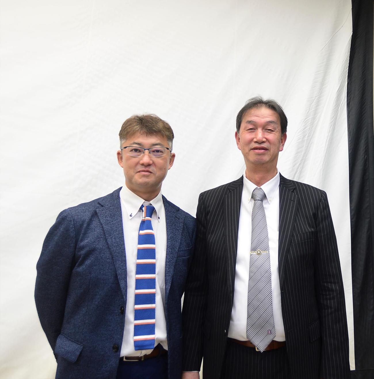 講演会を終え、記念写真に納まる学法石川・佐々木監督（右）と盛岡大付・関口監督