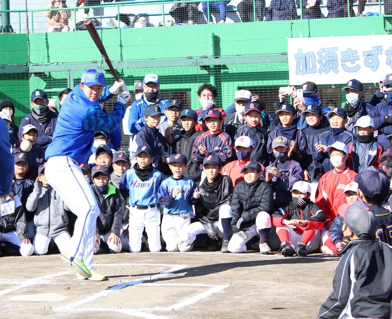 フリー打撃のお手本を見せるDeNA楠本（撮影・保坂恭子）