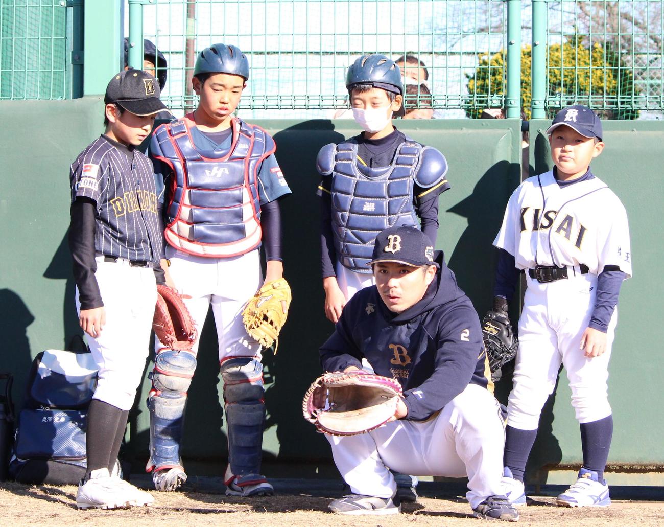 「加須きずな野球教室」で小学生に指導するオリックス若月（撮影・保坂恭子）
