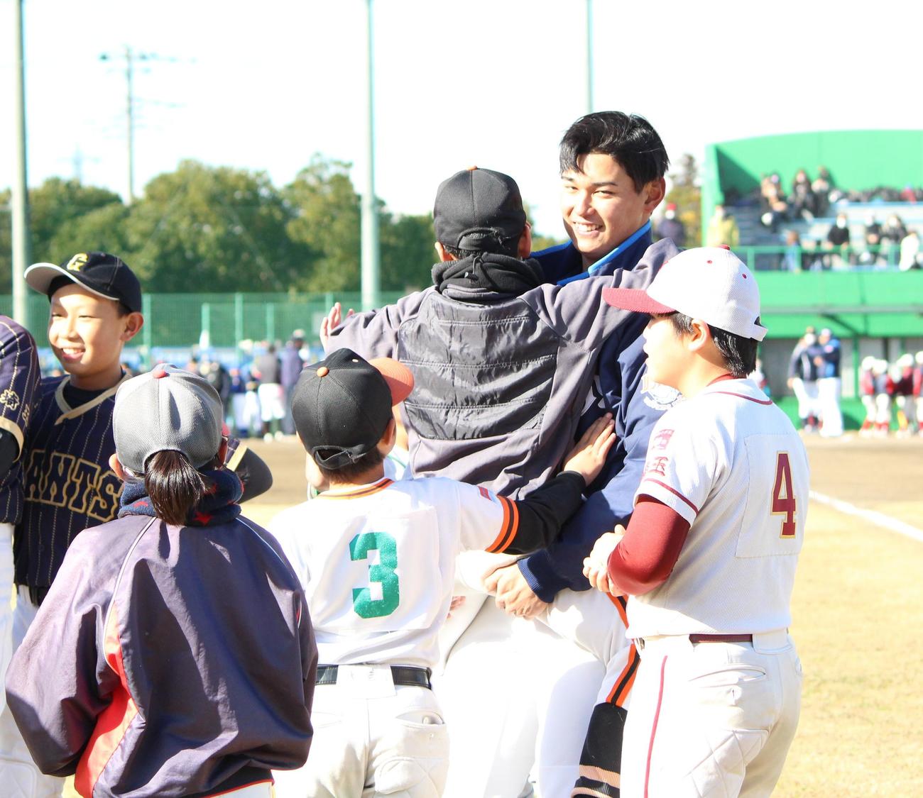 ベースランニングリレーで勝利し、子どもたちと喜ぶ西武西川（撮影・保坂恭子）