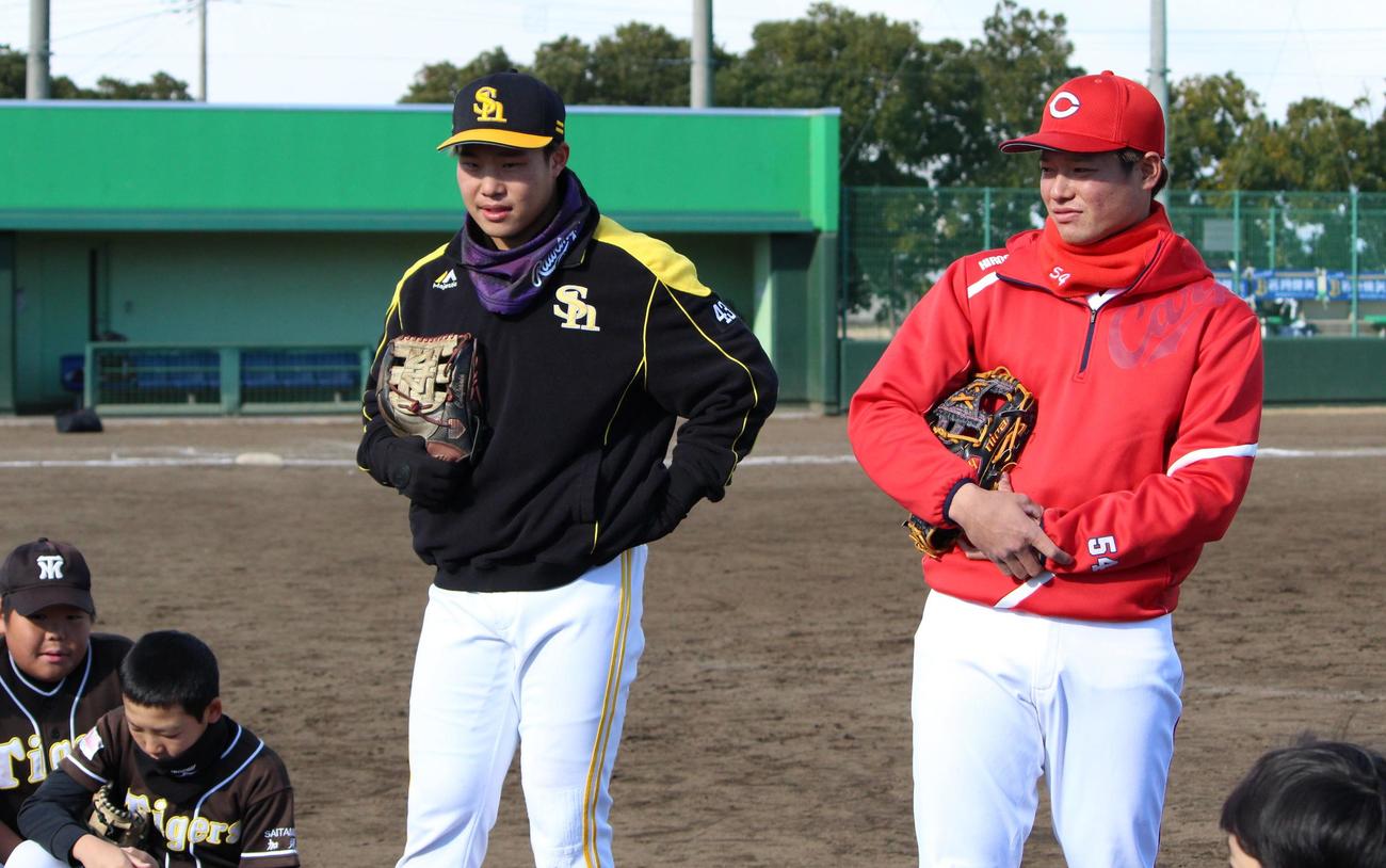 子どもたちの質問に答える広島韮沢（右）とソフトバンク井上（左）（撮影・保坂恭子）