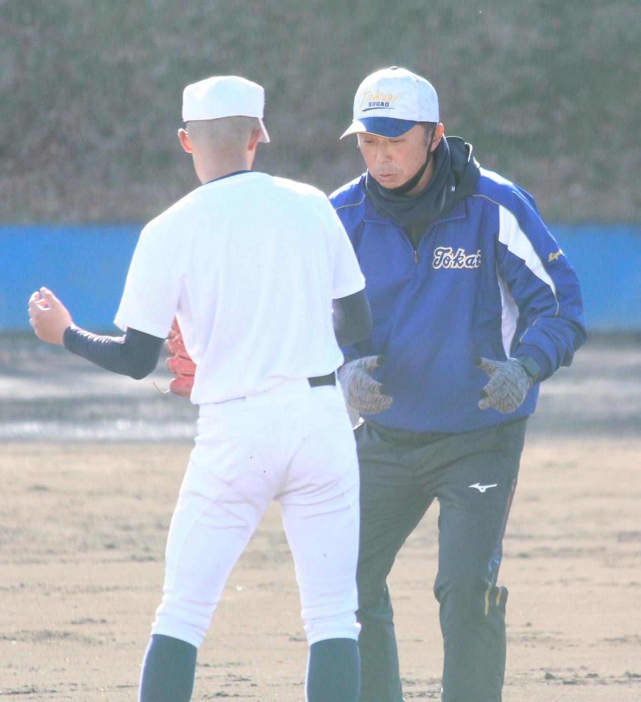 東海大菅生の強化合宿で指導する元ヤクルトの宮本氏（右）（撮影・保坂恭子）