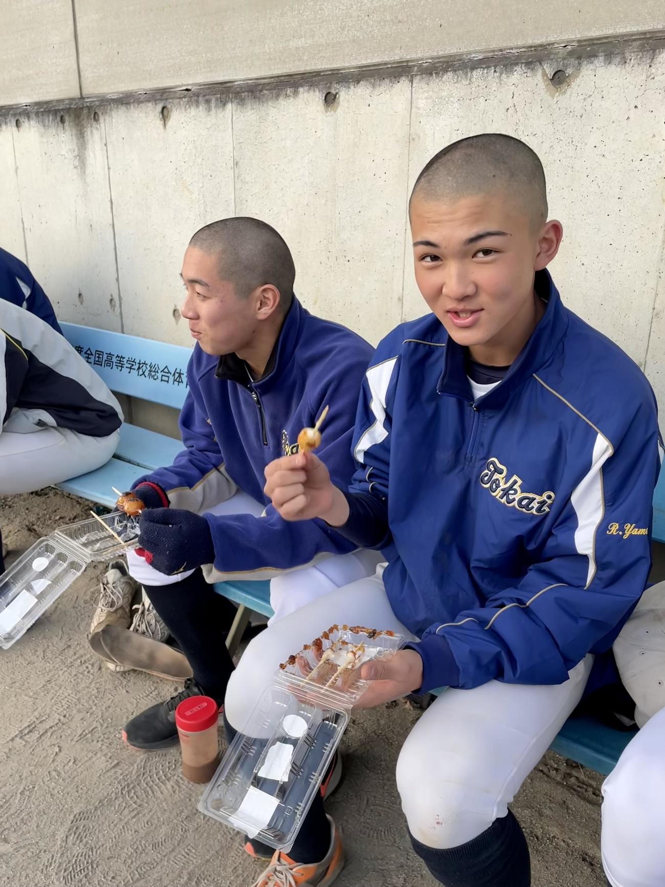 強化合宿で、間食をとる東海大菅生の選手たち（撮影・保坂恭子）