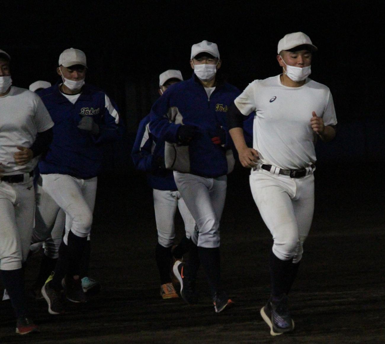 強化合宿のランニングで先頭を走る東海大菅生・渡部主将（右端）（撮影・保坂恭子）