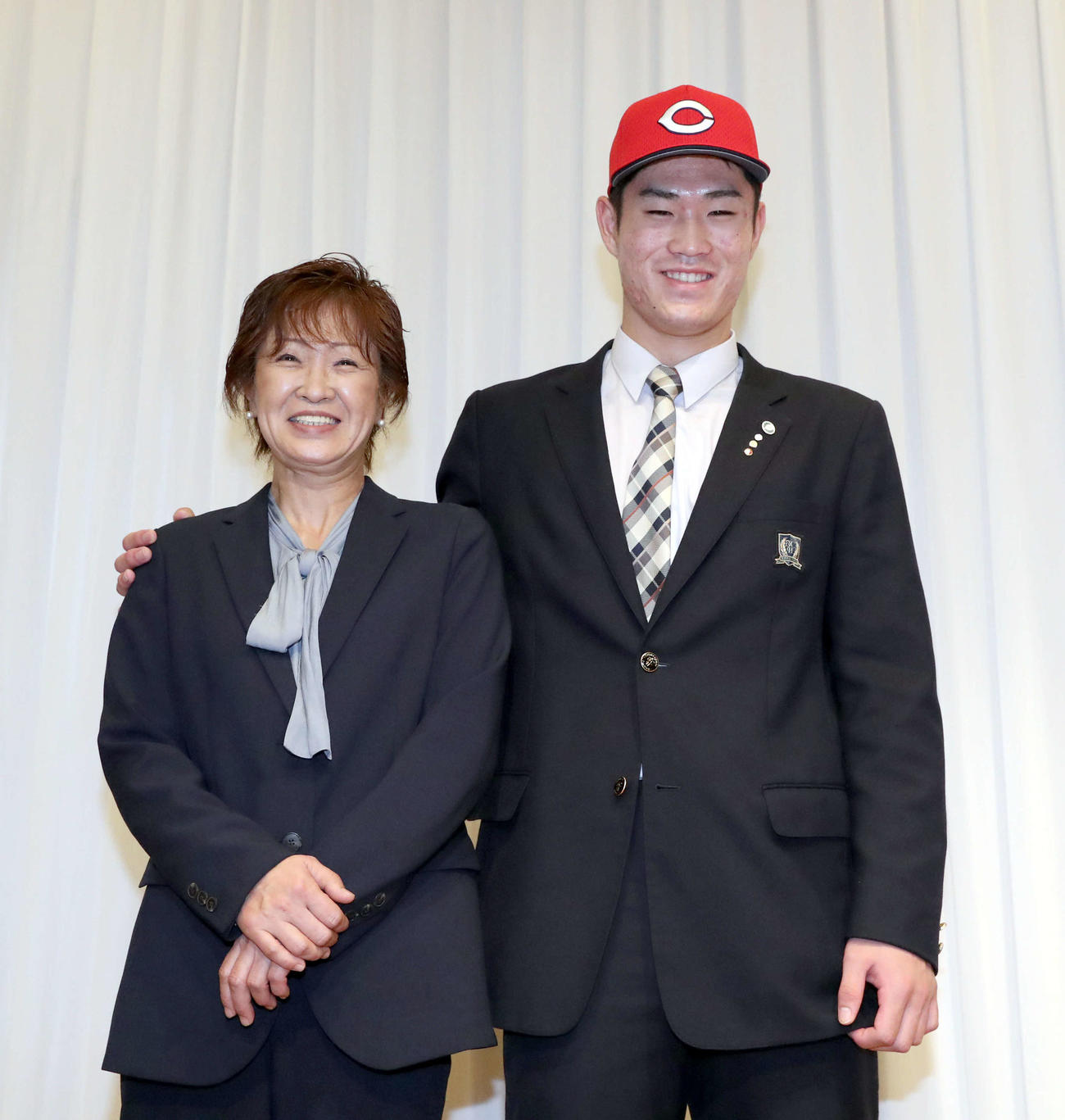 広島と仮契約を済ませた斉藤（右）は、母明美さんと笑顔で写真に納まる（22年11月11日撮影）