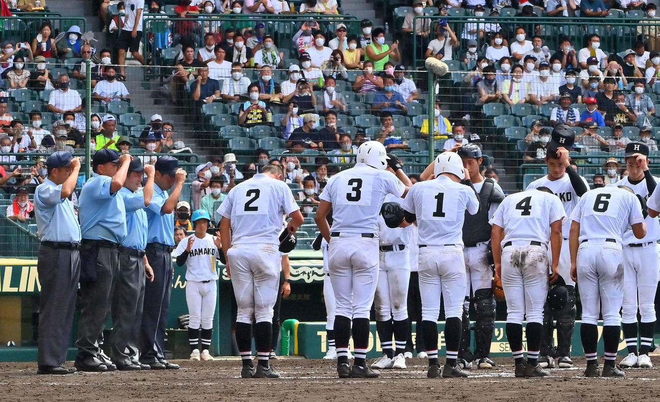 有田工対浜田　試合を終え、審判団の前であいさつする両校の選手たち（2022年8月13日撮影）