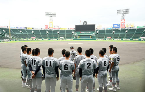 甲子園球場内を見渡しイメージトレーニングをする仙台育英ナイン（2022年8月21日撮影）