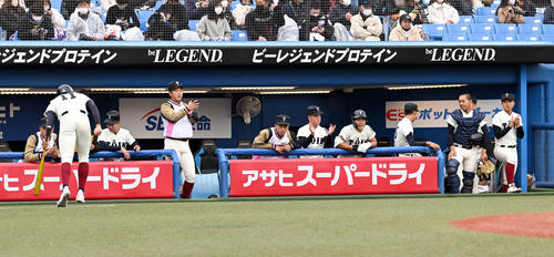 クラーク対大阪桐蔭　ベンチで応援する大阪桐蔭の選手たち（2022年11月20日撮影）