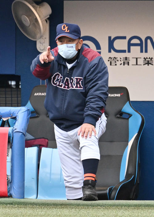 クラーク対大阪桐蔭　ベンチから指示を出すクラーク・佐々木監督（2022年11月20日撮影）
