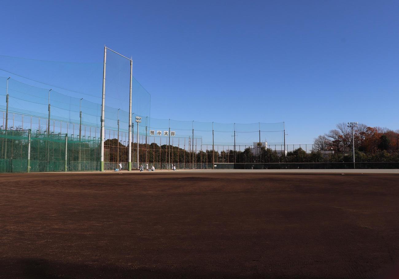 日当たりの良い明大中野の南野グラウンド（撮影・星夏穂）