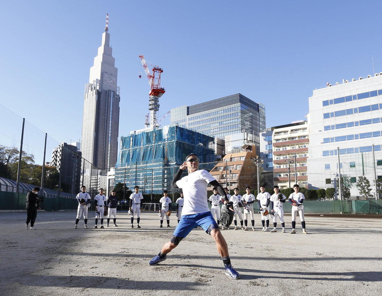 11月27日、都立新宿の部員にキャッチボールを披露するイチロー氏