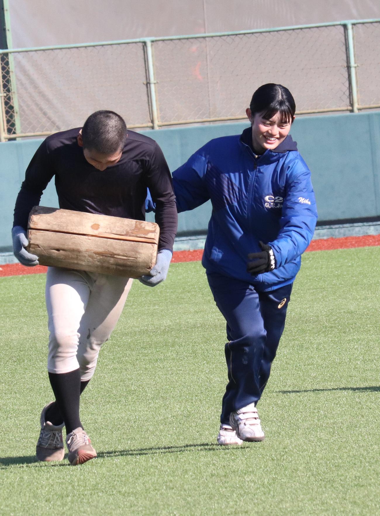 丸太トレーニングに励む山梨学院野球部　中沢マネジャーが選手の背中を押す（撮影・星夏穂）