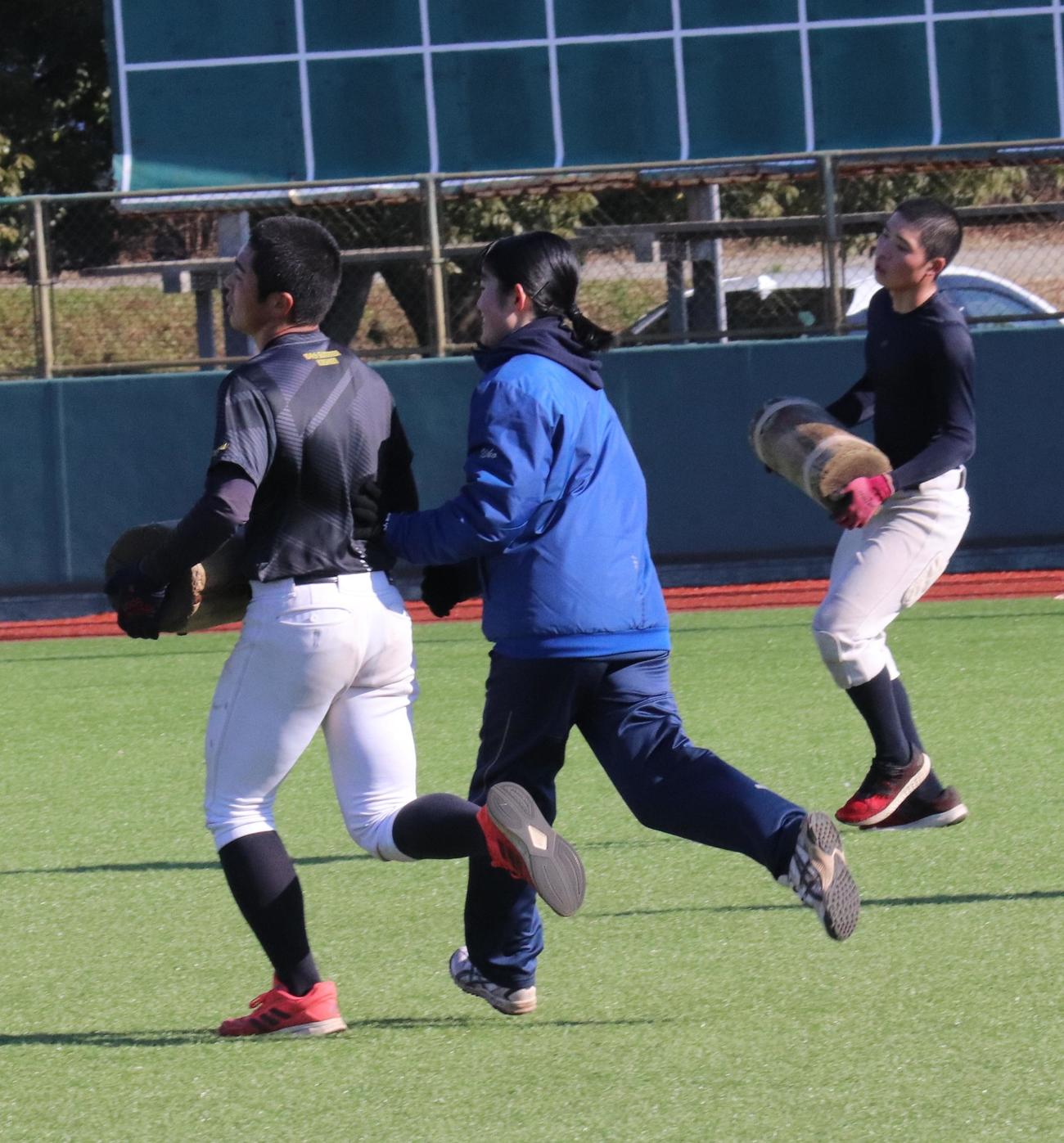 丸太トレーニングに励む山梨学院野球部　中沢マネジャーが選手の背中を押す（撮影・星夏穂）