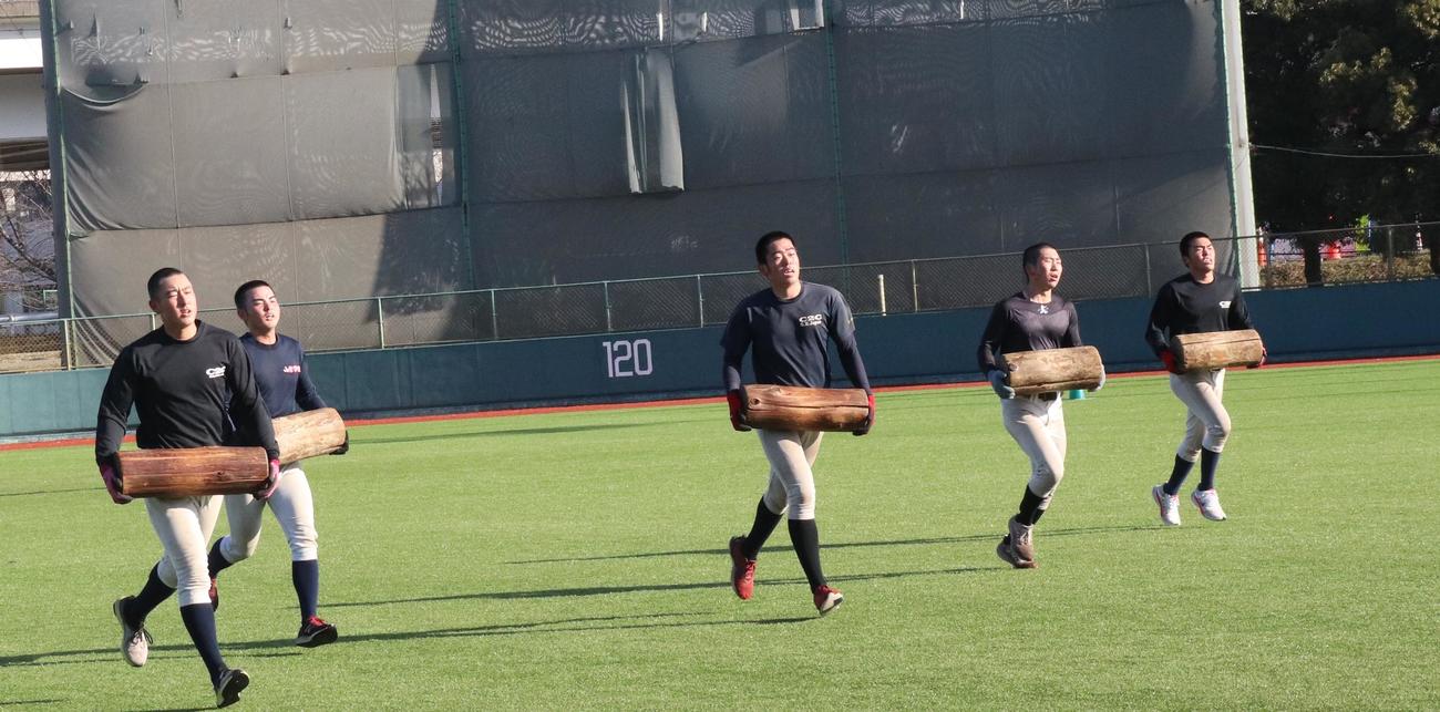 丸太トレーニングに励む山梨学院野球部（撮影・星夏穂）