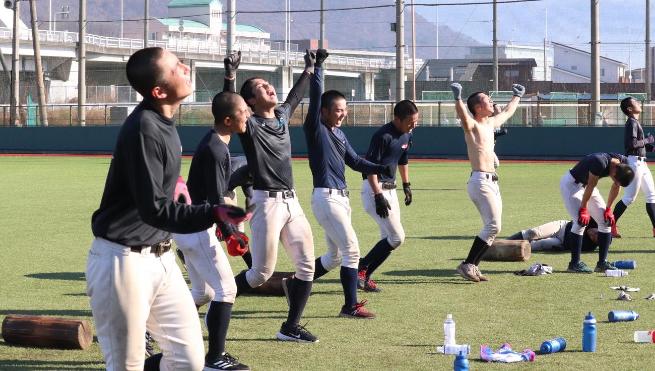 走りきり歓喜する山梨学院野球部（撮影・星夏穂）