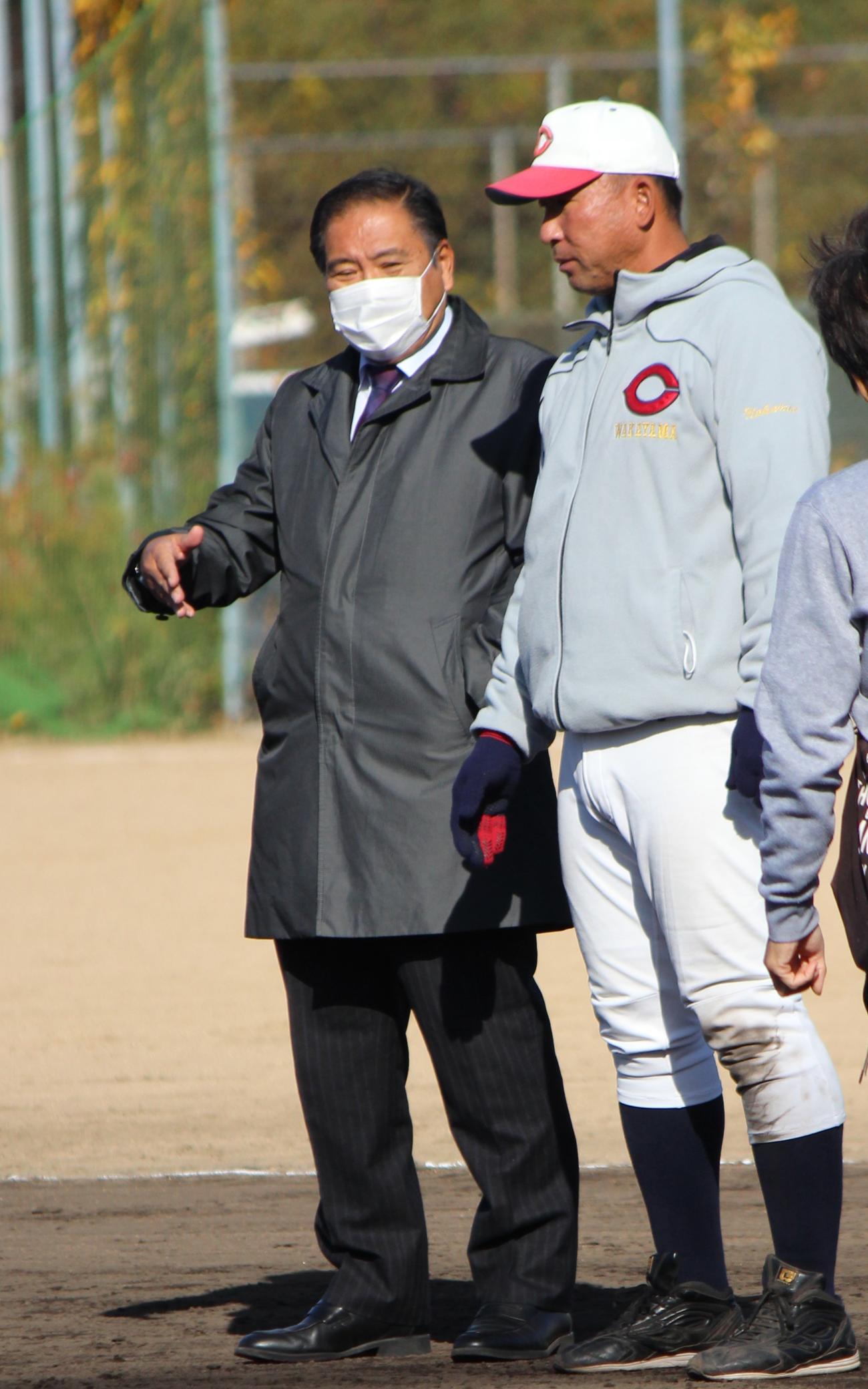 グラウンド上で智弁和歌山・中谷監督と話し込む宝会長＝2022年11月26日（撮影・柏原誠）