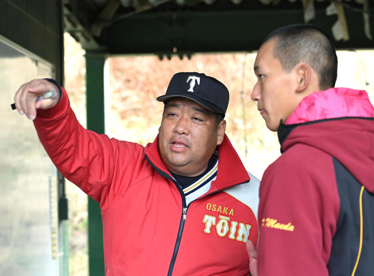 大阪桐蔭・前田悠伍（右）に指示を出す大阪桐蔭・西谷浩一監督（撮影・石井愛子）