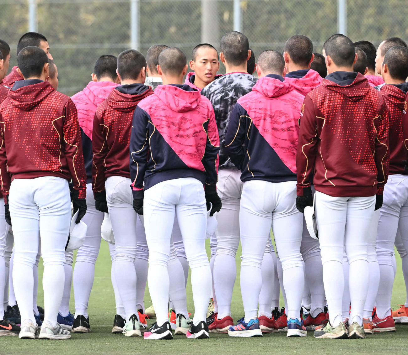 ナインに声をかける大阪桐蔭・前田悠伍（中央）（撮影・石井愛子）