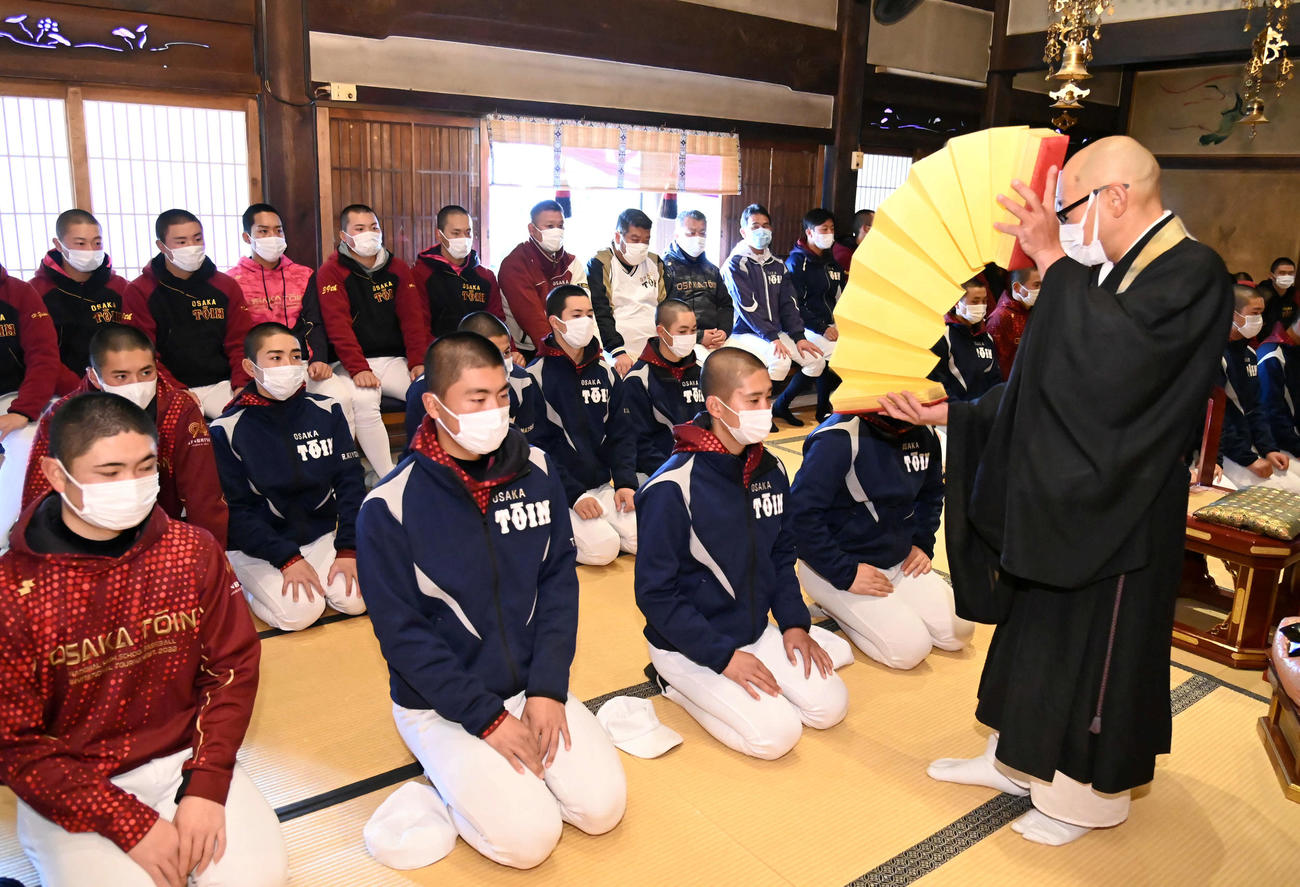 必勝祈願をする大阪桐蔭ナイン（撮影・石井愛子）