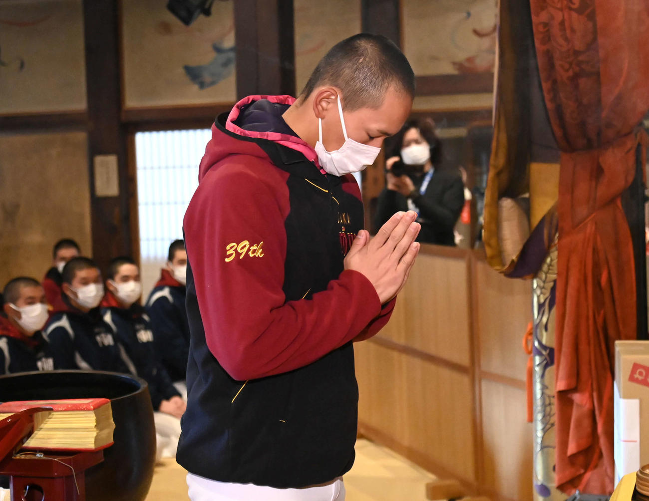必勝祈願をする大阪桐蔭・前田悠伍（撮影・石井愛子）