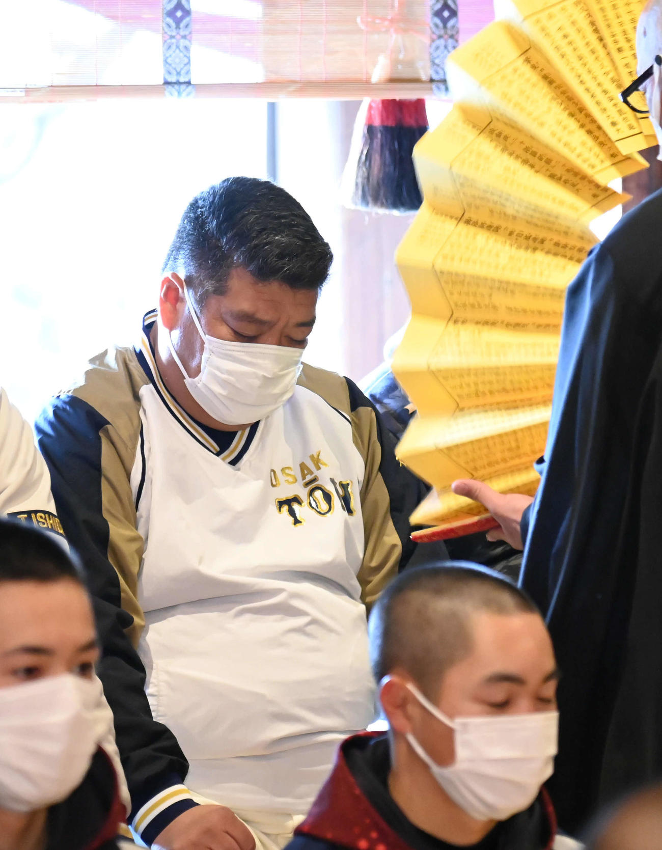 祈祷をしてもらう大阪桐蔭・西谷浩一監督（撮影・石井愛子）