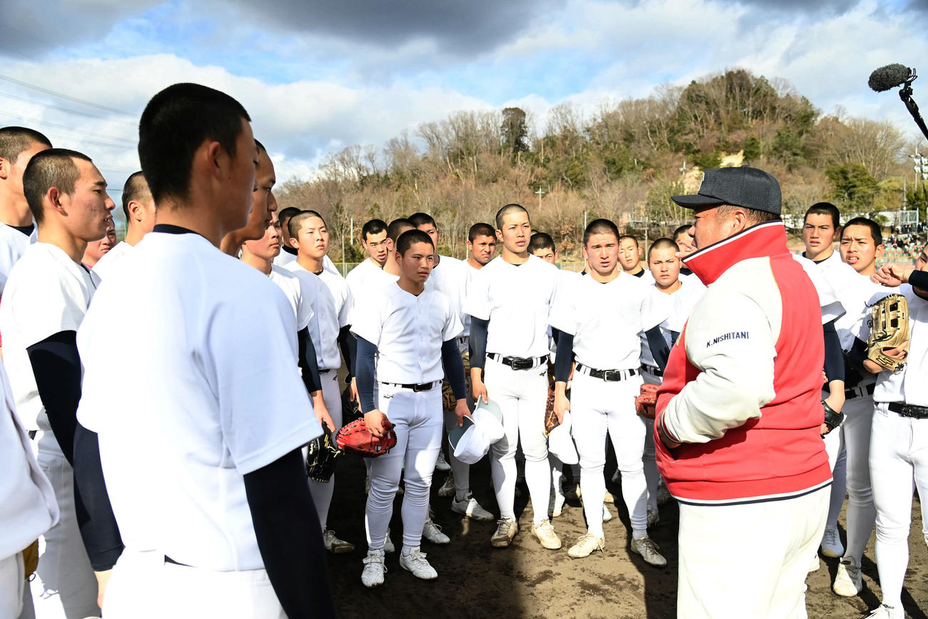 ナインに指示を出す大阪桐蔭・西谷浩一監督（右）（撮影・石井愛子）