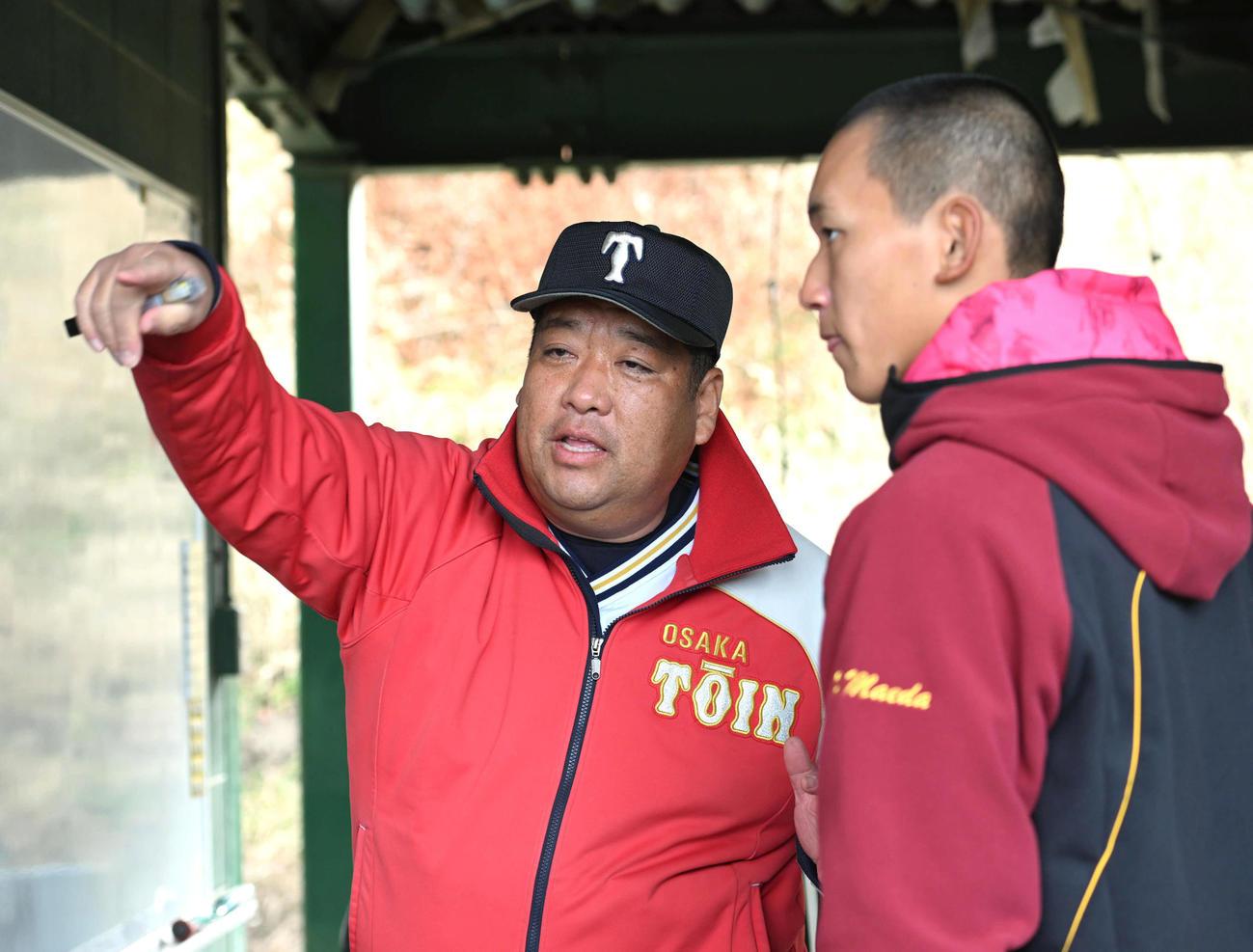 大阪桐蔭・前田（右）に指示を与える西谷監督（撮影・石井愛子）