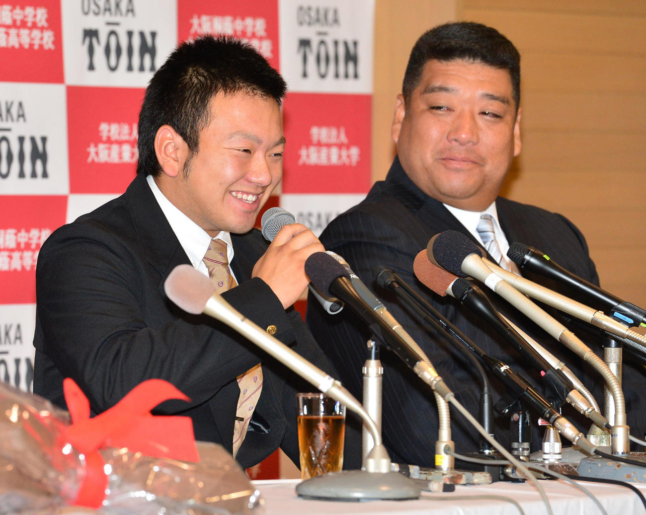 西武から単独1位指名を受け、大阪桐蔭・西谷監督（右）が見つめる前で会見に臨む森友哉（2013年10月24日撮影）