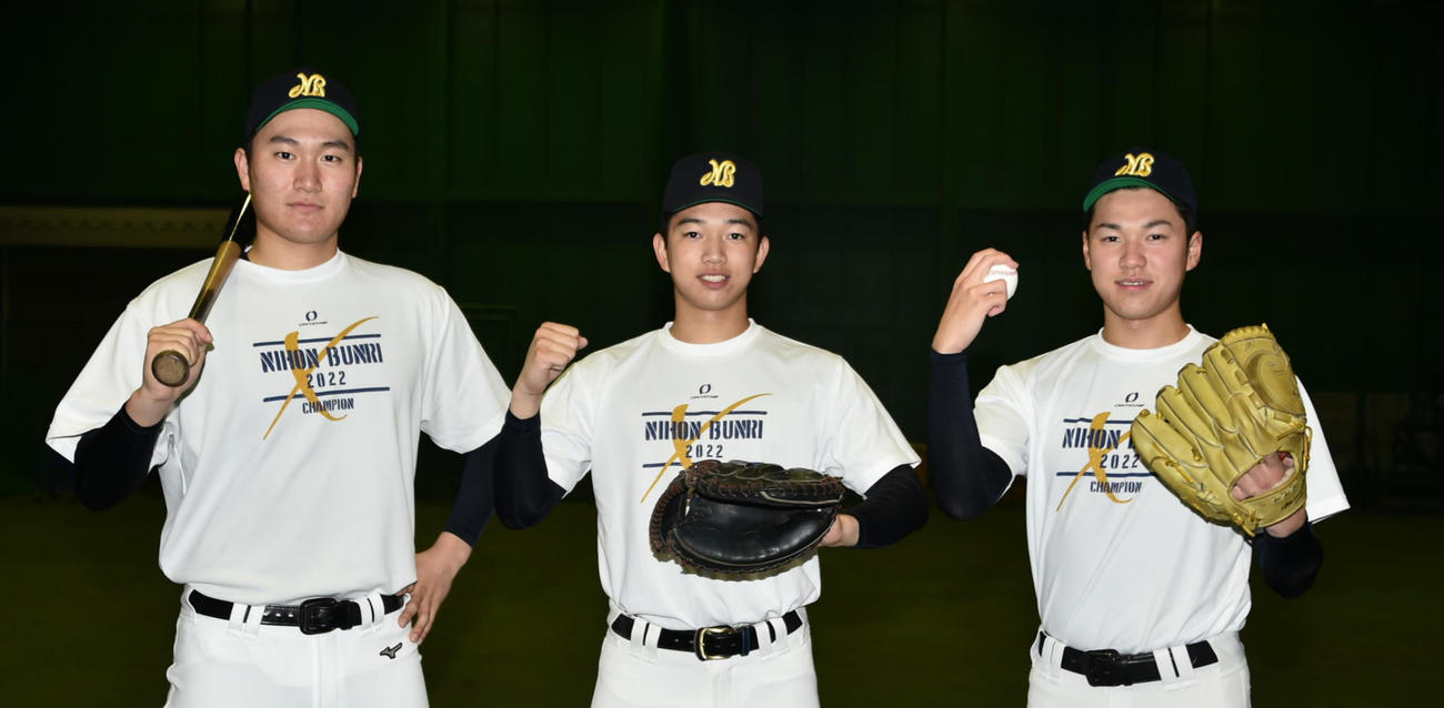今春、大学に進学する日本文理の甲子園メンバー。左から玉木、竹野、村越